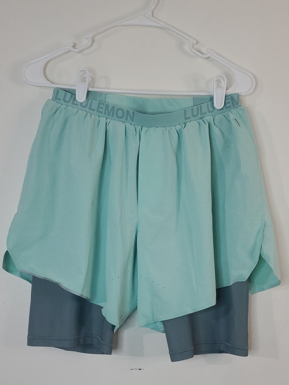 Mens lululemon Surge 9" Lined Athletic Shorts Size Med Mint Green Gym Train